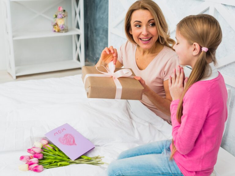 كوميديا الأمنيات في عيد الأم تجمع بين قطة ووردة وغسالة أطباق