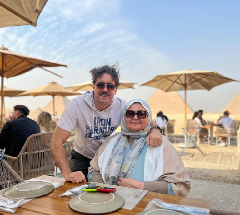 لحظات مؤثرة تجمع النجوم بأمهاتهم في احتفالات يوم الأم