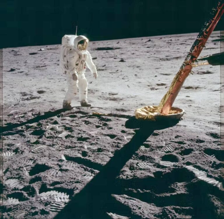 استكشاف موارد القمر وثرواته بحلول نهاية القرن الحادي والعشرين