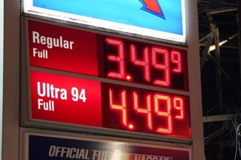 زيادة 24% في متوسط سعر غالون البنزين بأميركا ليصل إلى 3.70 دولارات
