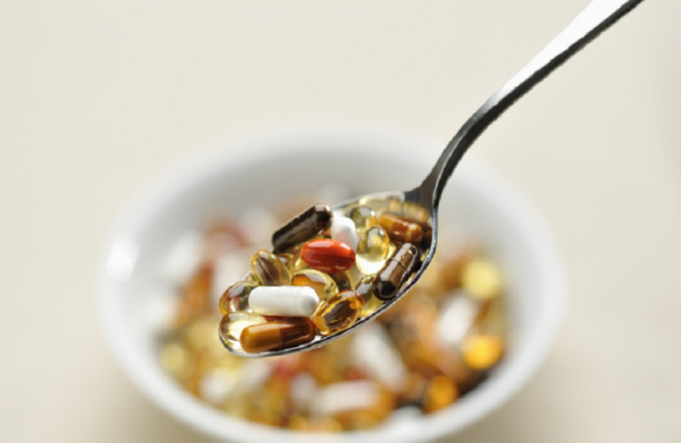 مكملات غذائية معروفة تؤثر سلباً على صحة الدماغ وتسرع شيخوخته