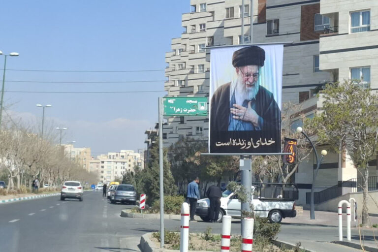 طرق مبتكرة للتواصل بين الإيرانيين في زمن الحرب بدون إنترنت