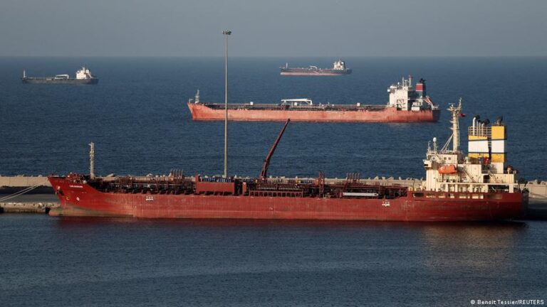 توظيف 50 سفينة لتأمين ثلاث ناقلات أسبوعيًا