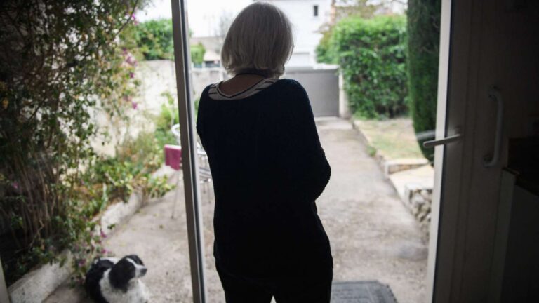 فحص العين الدوري يمكن أن يكشف عن علامات مبكرة لمرض ألزهايمر قبل سنوات من ظهور الأعراض