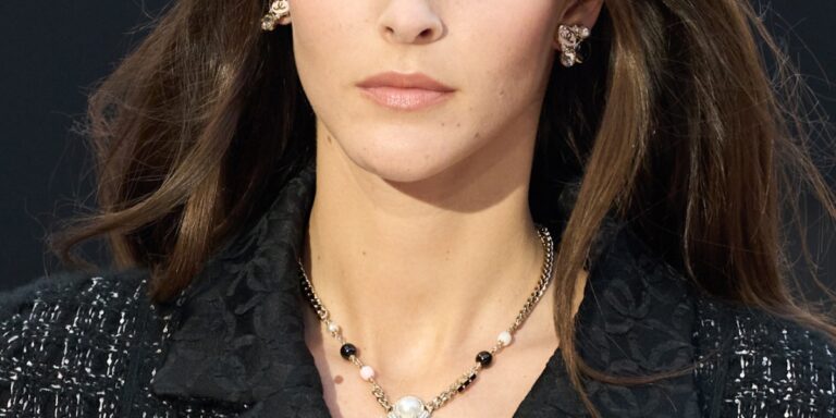 احصلي على بشرة صافية ومشرقة في ثلاث خطوات بسيطة لمظهر رائع في عيد الأم