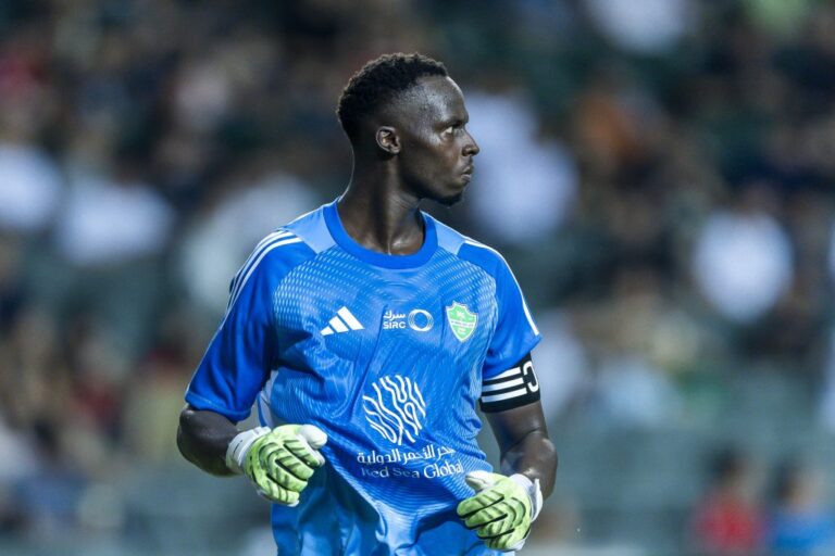 رقم ميندي اللافت يثير التساؤلات حول تصدي حارس الأهلي لهجوم الهلال والنصر