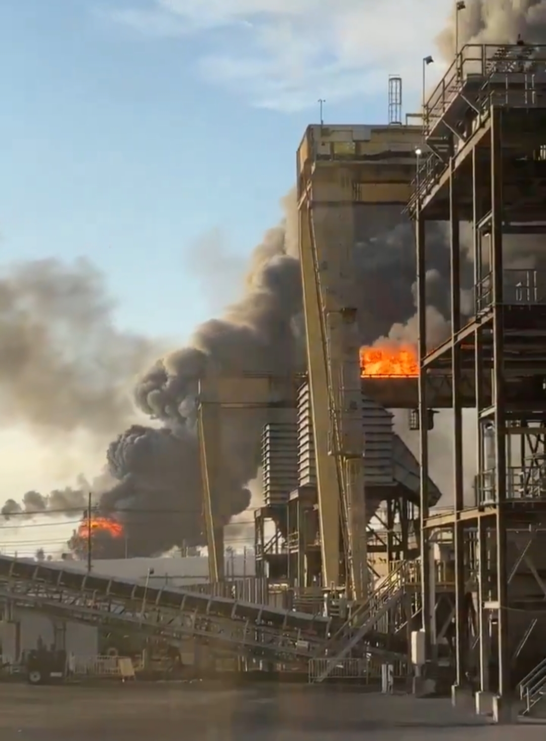 انفجار في مصفاة نفط بمدينة بورت آرثر في تكساس بالولايات المتحدة الأمريكية