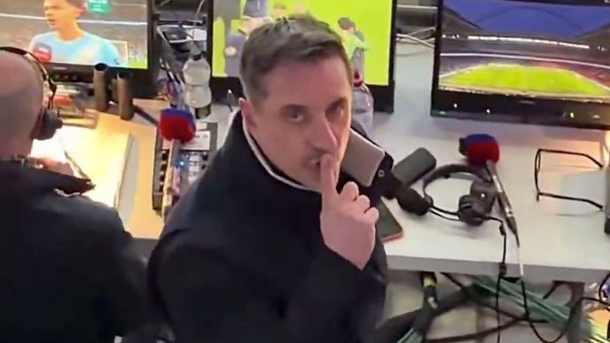 غاري نيفيل ينفجر في وجه مشجع مانشستر سيتي بعد هتافات مسيئة في نهائي كأس كاراباو