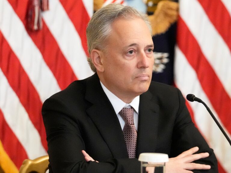 مستشار ترامب يحذر من عواقب وخيمة ويشدد على ضرورة إيجاد حل للأزمة مع إيران