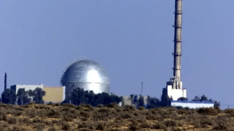 تصاعد التوترات بالقرب من مفاعل ديمونا بعد سقوط شظايا صواريخ إيرانية وتوسع الاشتباكات على عدة جبهات