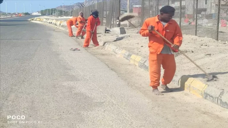 فرق النظافة تستمر في عملها خلال صباح عيد الفطر بتعز في مشهد يلهم المواطنين