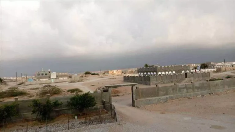 أمطار غزيرة تغمر شوارع زنجبار وتدشن مشاهد ساحرة يعبر عنها السكان بجمالية غير مسبوقة