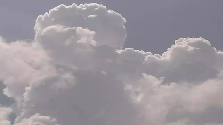 عاصفة مطرية هائلة تضرب 15 محافظة يمنية وتحذيرات من مخاطر السيول المتزايدة