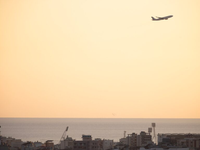 إغلاق الأجواء الإيرانية يفتح الآفاق أمام أفغانستان كممر جوي بديل