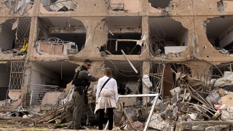 تصاعد التوتر في جنوب إسرائيل بعد استهداف محيط ديمونة وآراء النشطاء تكشف تفاصيل جديدة