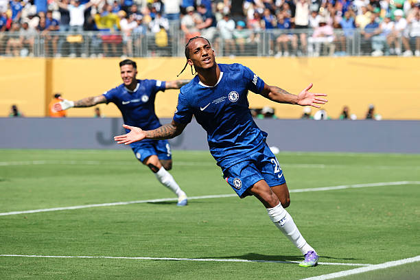 تشيلسي يواجه إيفرتون في مباراة مثيرة ضمن منافسات الدوري الإنجليزي