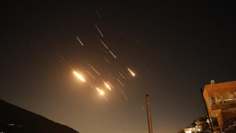 صواريخ إيرانية تستهدف ديمونة وتدمر حياً كاملاً في عراد وسط حالة من الذهول الدفاعي الإسرائيلي