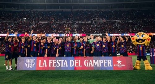 برشلونة يحقق إنجازًا جديدًا بالتتويج بكأس جوان غامبر في مباراة مثيرة أمام خصمه التقليدي وسط حضور جماهيري كبير