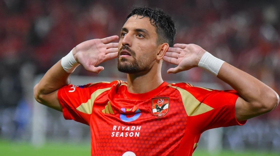 طاهر محمد يعبر عن فخره بالتجديد مع الأهلي ويؤكد سعيه المستمر لرفع رصيده من الألقاب والبطولات
