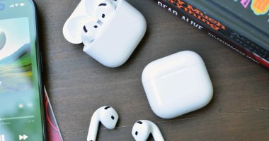 آبل تؤجل إطلاق سماعات AirPods المزودة بالكاميرات إلى 2027 لتقديم تجربة صوتية بصرية مبتكرة للمستخدمين في المستقبل القريب