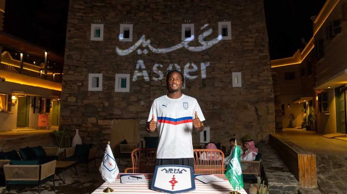 أبها السعودي يعلن بشكل رسمي توقيع عقد انتقال حر مع اللاعب ميتشي باتشواي لتعزيز صفوف الفريق في الموسم الجديد