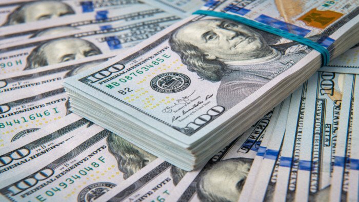 ارتفاع سعر الدولار خلال منتصف تعاملات اليوم السبت الخامس عشر من أغسطس لعام ألفين وستة وعشرين في الأسواق المالية