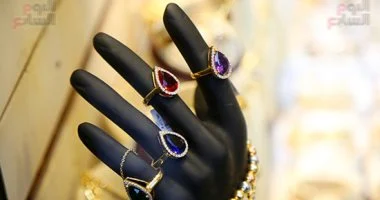 الذهب يحافظ على مكاسبه بينما الدولار يسجل أعلى مستوى له منذ بداية أغسطس وسط تقلبات الأسواق المالية
