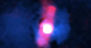 ثقب أسود هائل يقذف طاقة مذهلة تمتد لنحو 300 ألف سنة ضوئية في أعماق الفضاء المجهول