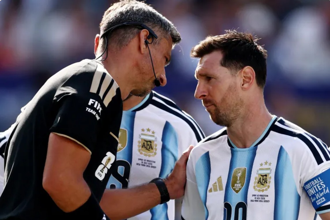 حوار مشوق بين ميسي وحكم نهائي مونديال 2026 يكشف أسرار اللحظات الحاسمة في المباراة التاريخية