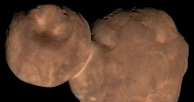 كويكب غريب يمتلك ثلاثة رؤوس وقمر خاص يثير التساؤلات حول إمكانية اصطدامه بكوكب الأرض
