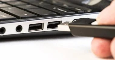لا ترمِ فلاشتك USB القديمة قبل أن تتأكد من تنفيذ هذه الخطوة المهمة لحماية بياناتك المهمة بشكل فعال