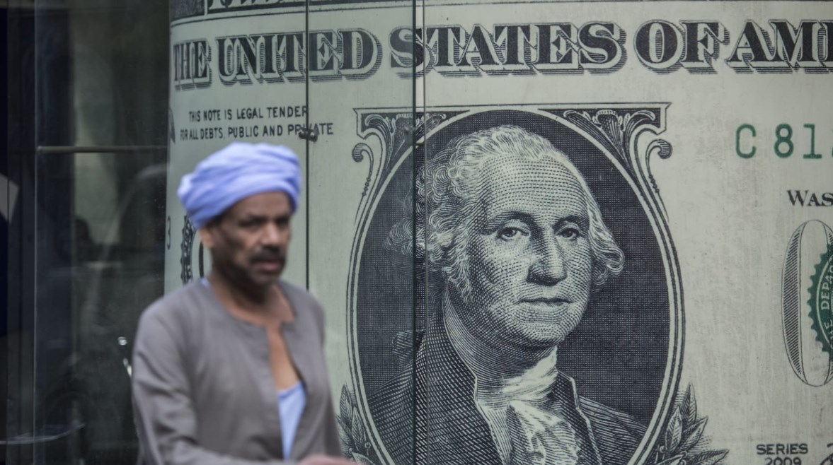 ما هي العوامل التي تحدد سعر الدولار بعد ارتفاعه المفاجئ بمقدار 57 قرشًا في السوق المصري