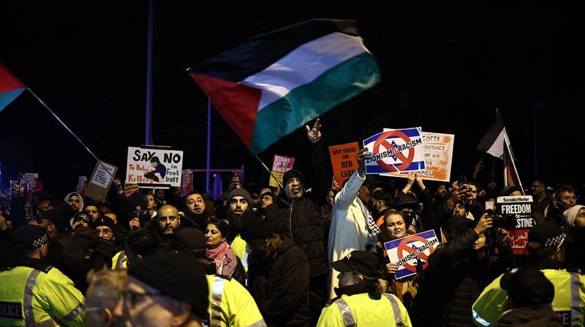 ملاعب إنجلترا تتحول إلى ساحة صراع بين إسرائيل وفلسطين في ظل تعاظم تأثير الجمهورية الإسلامية البريطانية