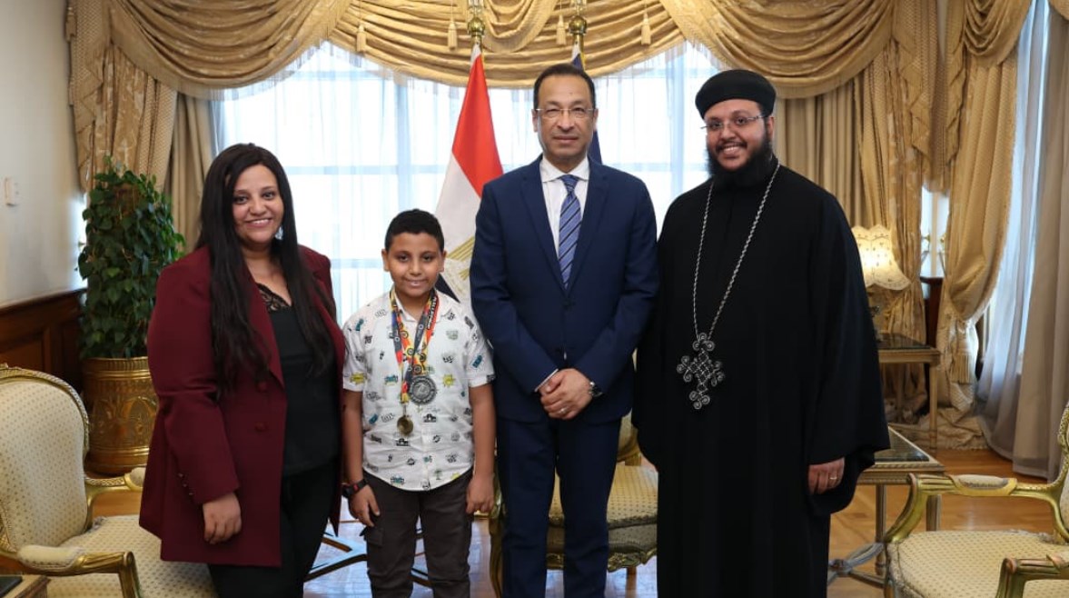 وزير الاتصالات يكرم طفل مصري مبدع في مجال البرمجة والروبوتات ويمنحه تقديراً مستحقاً لإبداعه المتميز