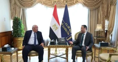 وزير الاتصالات يناقش مع محافظ مطروح الخطط التنفيذية لمشروعات الاتصالات الحيوية لتعزيز الخدمات بالمحافظة