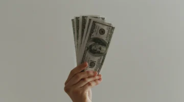 ورقة 100 دولار أمريكي صورة تعبيرية لسعر الدولار - Jp Valery Unsplash