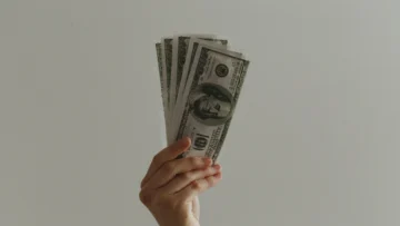 ورقة 100 دولار أمريكي صورة تعبيرية لسعر الدولار - Jp Valery Unsplash