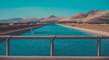 مشروعات إدارة المياه والري - خزان مياه بمنطقة صحراوية في صورة تعبيرية