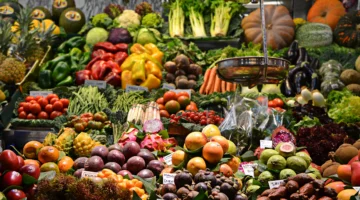 عرض خضروات وفاكهة متنوعة صورة تعبيرية وليست لسوق العبور نفسه
