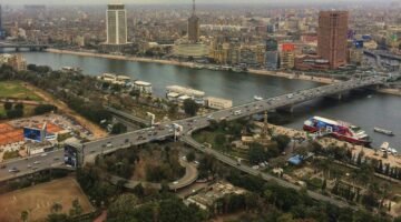 منظر عام لنهر النيل والجسور ومدينة القاهرة في صورة أرشيفية توضيحية للطقس