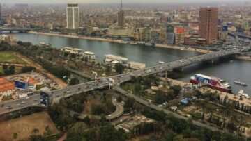 منظر عام لنهر النيل والجسور ومدينة القاهرة في صورة أرشيفية توضيحية للطقس