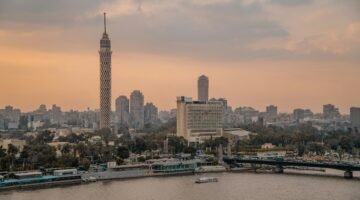 منظر عام للنيل ومباني القاهرة في النهار، صورة أرشيفية