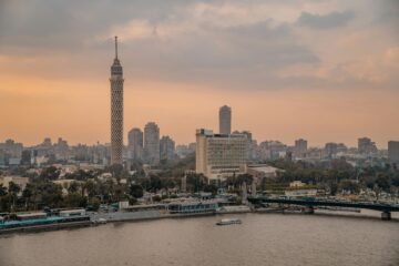 منظر عام للنيل ومباني القاهرة في النهار، صورة أرشيفية