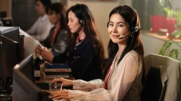 موظفون يعملون داخل مكتب خدمة ودعم العملاء