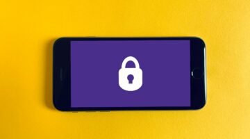 هاتف بجوار رمز قفل رقمي في صورة توضيحية للأمان الإلكتروني