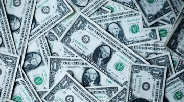 أوراق نقدية بالدولار الأمريكي موضوعة معًا
