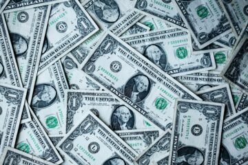 أوراق نقدية بالدولار الأمريكي موضوعة معًا