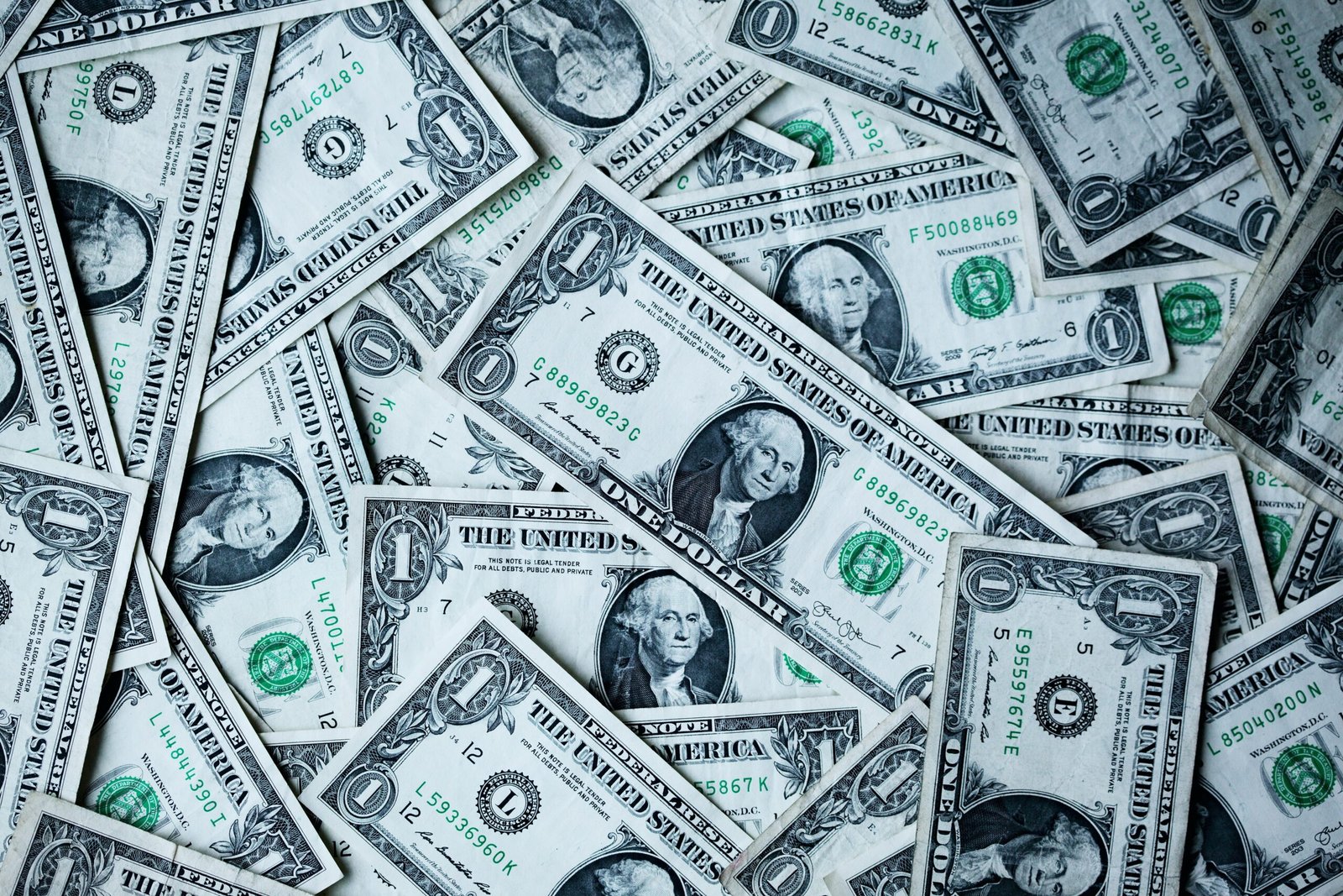 الدولار الجمركي وسعر بنك مصر في 27 أكتوبر 2026.. لماذا لا تدفع السعر نفسه؟