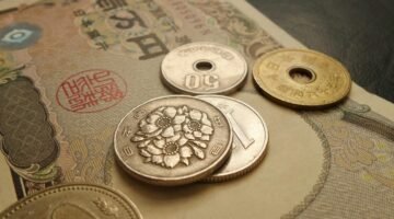 عملات معدنية مصورة عن قرب لتوضيح موضوع أسعار صرف العملات