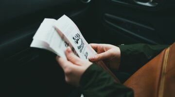 شخص يحمل أوراقًا، صورة توضيحية للمستندات